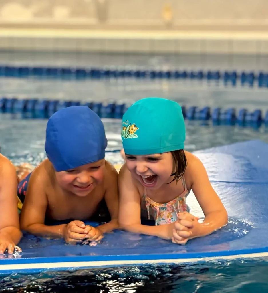 niños riendo en piscina