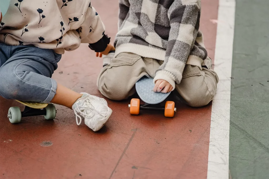 niños con monopatín
