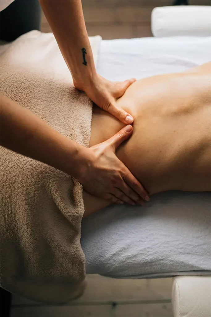 manos de hombre masajeando espalda