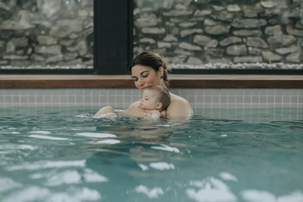 mujer con bebé en piscina