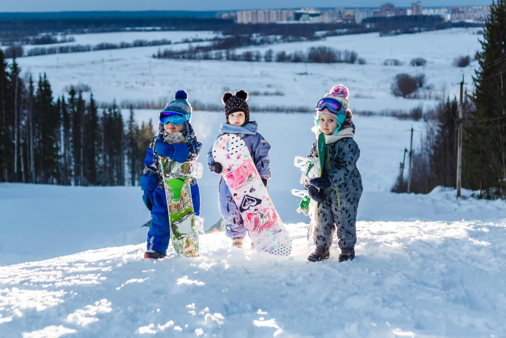 niños con tablas de snow